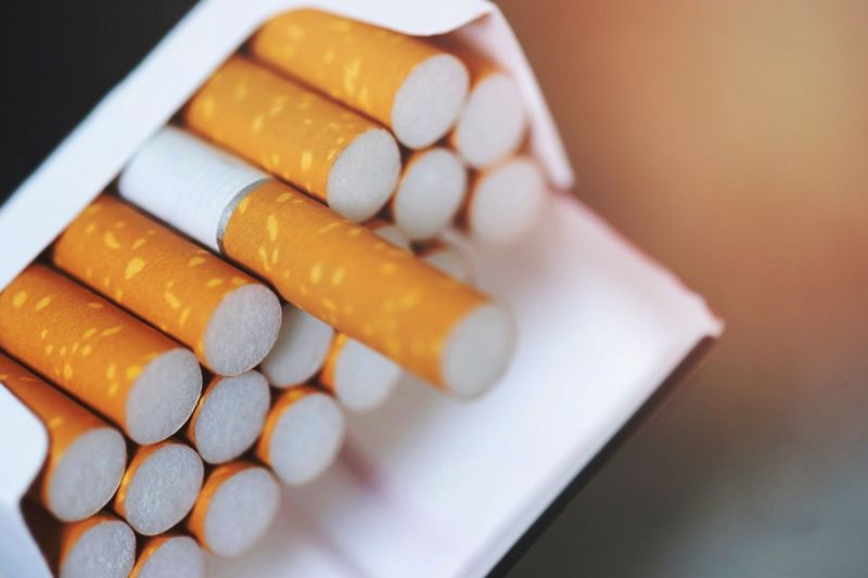 WHO menyerukan pemerintah Indonesia untuk segera menerapkan aturan standar kemasan polos pada rokok konvensional maupun elektrik.(SHUTTERSTOCK/RISTOFORESCAN)