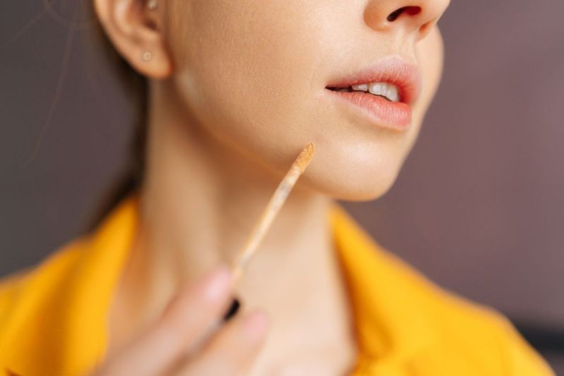 Ilustrasi concealer sebagai penutup jerawat.(Dok. Shutterstock/Dikushin Dmitry)