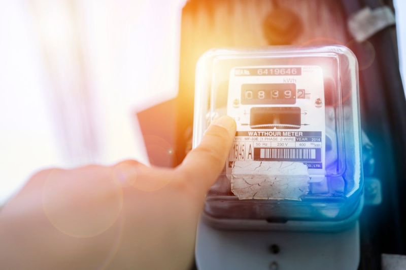 Ilustrasi listrik. Hanya pelanggan tertentu yang bisa menikmati diskon tarif listrik 50 persen, sementara sebagian golongan pelanggan PLN tetap harus membayar tarif listrik normal.(SHUTTERSTOCK/JITTAW