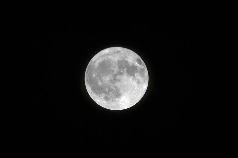 Dari mana cahaya bulan berasal?(Freepik)