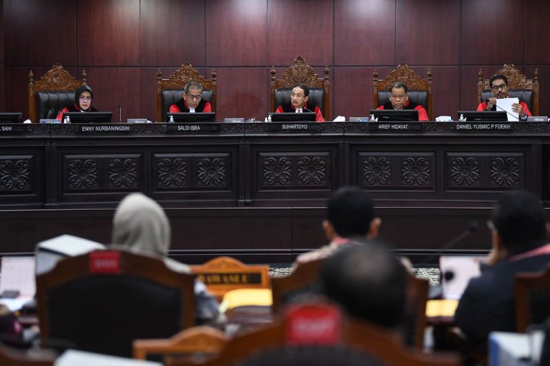 Sidang tersebut beragenda mendengarkan keterangan saksi dan saksi ahli yang dihadirkan oleh pemohon Tim Hukum pasangan Ganjar-Mahfud.