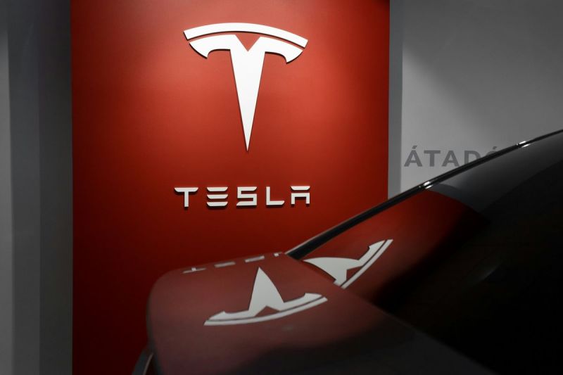Ilustrasi logo Tesla.(UNSPLASH/MILAN CSIZMADIA)