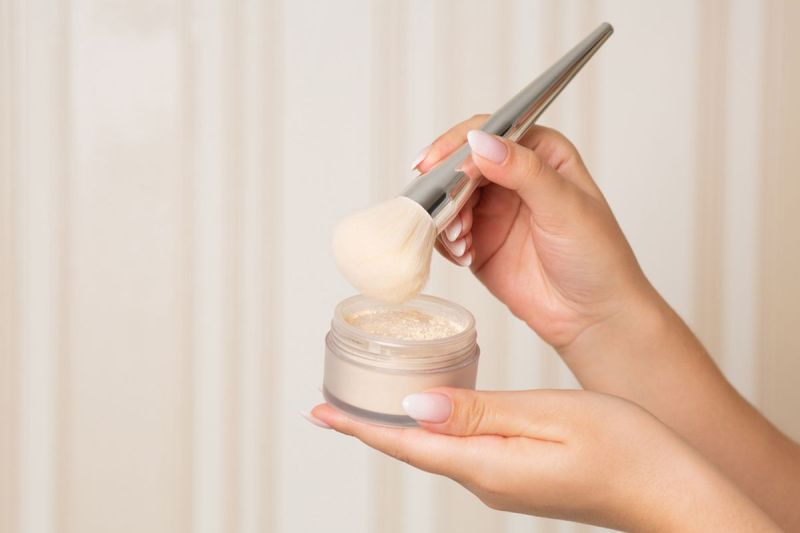 Ilustrasi loose powder(Dok. Shutterstock/Viktoriya Pavliuk)/