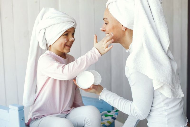 Ilustrasi anak memakai skincare.(FREEPIK/PROSTOOLEH)