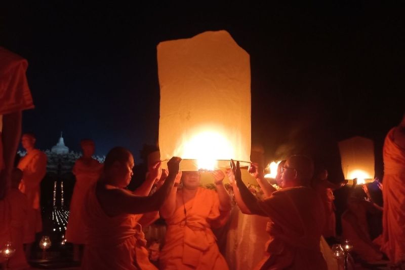 Para peserta dan umat Buddha sedang menerbangkan lampion pada tahun 2023. (KOMPAS.COM/BAYUAPRILIANO)