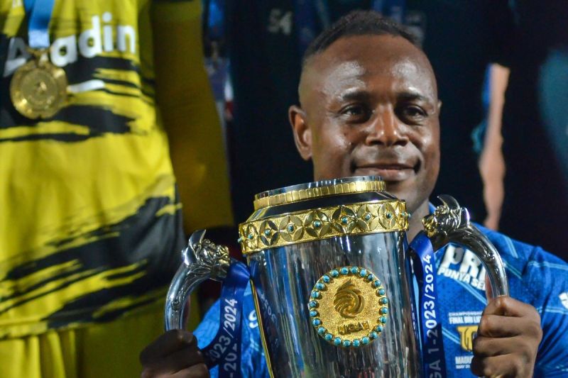 Victor Igbonefo dan trofi keempatnya di Liga Indonesia, ia tercatat sebagai pemain Persib Bandung yang membawa juara Liga 1 2023-2024.(KOMPAS.com/Adil Nursalam)