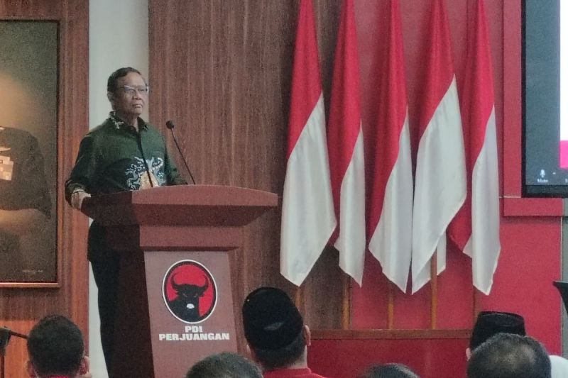Guru Besar Fakultas Hukum Universitas Islam Indonesia, Mahfud MD saat menjadi pengajar pada pembukaan Sekolah Hukum, di Sekolah Partai PDI-P, Lenteng Agung, Jakarta Selatan, Jumat (14/6/2024).(