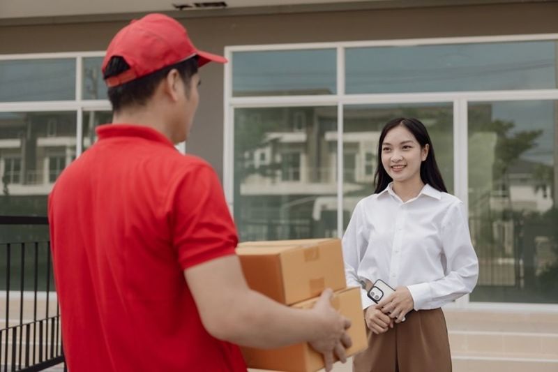 Ilustrasi kurir logistik mengantarkan paket.(Dok Shutterstock/ Mr Ashi. Sae yang)