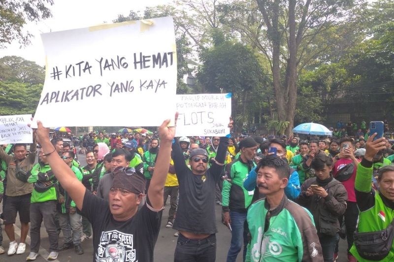 Sejumlah pengemudi Ojol dan Taksi Online menggelar unjukrasa di depan Gedung Sate, Kota Bandung, Jawa Barat menolak tarif murah, Selasa (25/6/2024).(Kompas.com/Faqih Rohman Syafei)