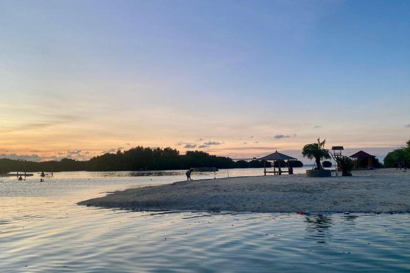 Suasana Pantai Perawan di Pulau Pari, Kepulauan Seribu, menjelang malam hari, pada Senin (8/7/2024). Wisatawan yang tadinya ramai, mulai meninggalkan pantai. (KOMPAS.com/FAQIHAH MUHARROROH ITSNAINI)