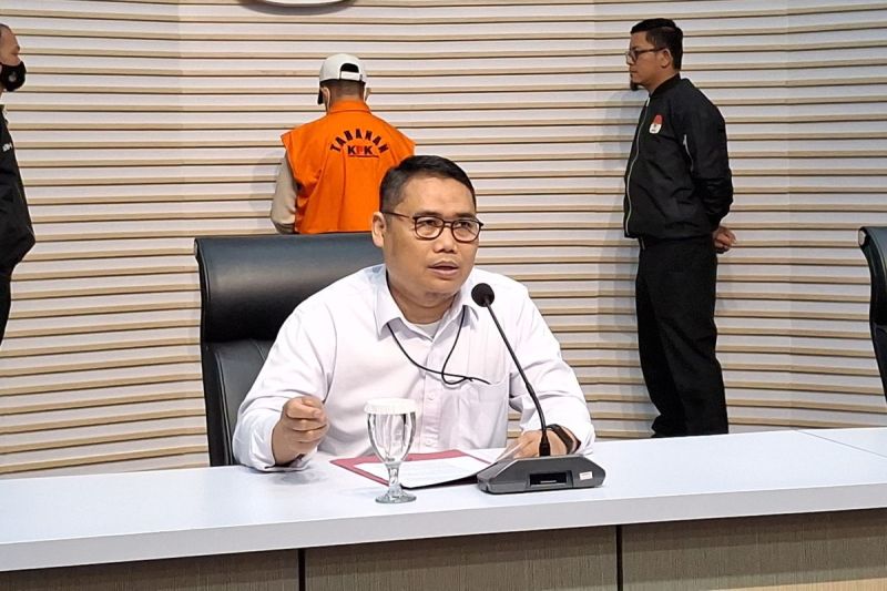 Direktur Penyidikan KPK Asep Guntur Rahayu menyatakan tengah mengusut dugaan pemerasan, gratifikasi, dan pengadaan barang dan jasa di lingkungan Pemkot Semarang, Rabu (17/7/2024).(KOMPAS.com/Syakirun