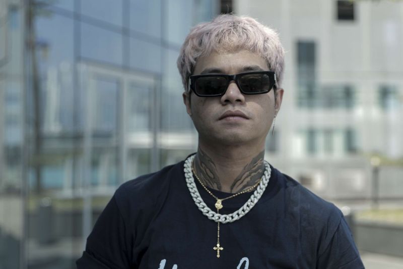Reza Oktovian atau Reza Arap saat sesi pemotretan di sela promosi film Kupu-kupu Kertas ke kantor redaksi Kompas.com