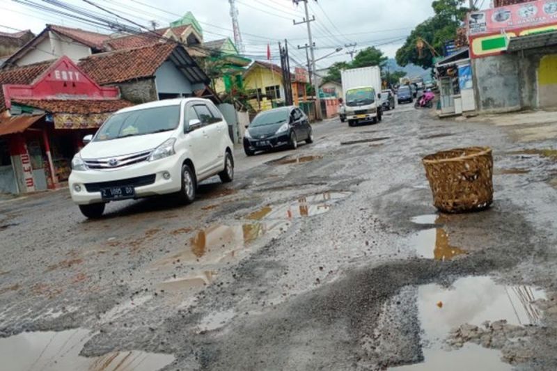 Ilustrasi mobil melintasi jalanan rusak.(kompas.com)