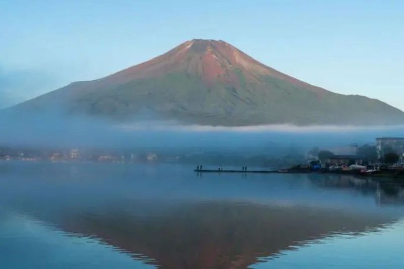 Foto Gunung Fuji tanpa salju yang diambil pada September 2023.(GETTY IMAGES via BBC INDONESIA)