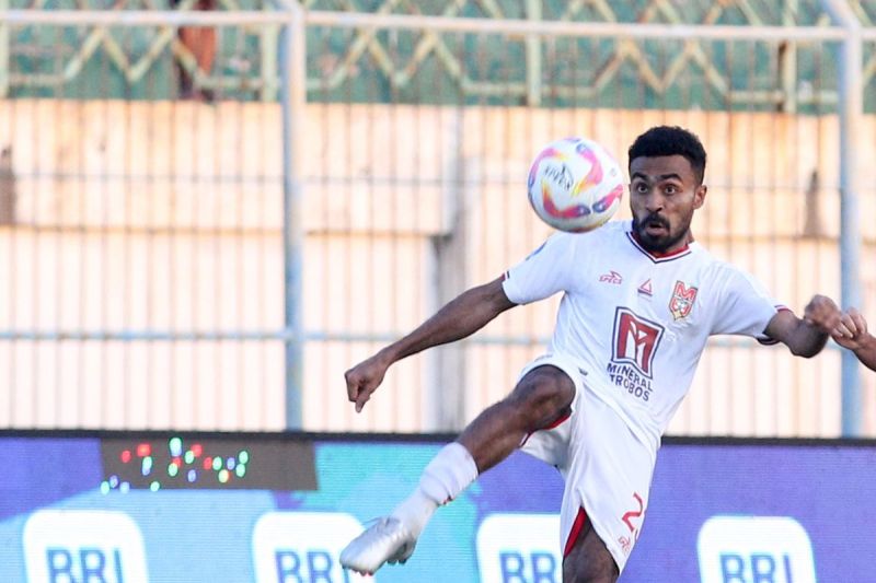 Pemain Malut United Yance Sayuri dijaga ketat pemain Madura United saat menjalani laga pekan ke-1 Liga 1 2024-2025 yang berakhir dengan skor 1-1 di Stadion Gelora Bangkalan, Sabtu (10/8/2024) sore./