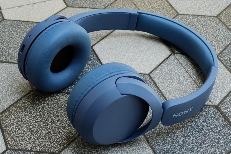 ilustrasi headphone wireless Sony terbaru dengan desain ergonomis dan fitur noise cancelling