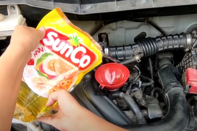 Minyak goreng dimasukkan ke ruang oli mesin(Tangkapan layar)