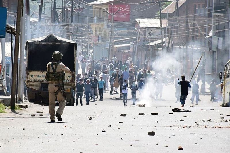 Polisi India sedang menghalau pemberontak di Kashmir.(Wikimedia Commons)