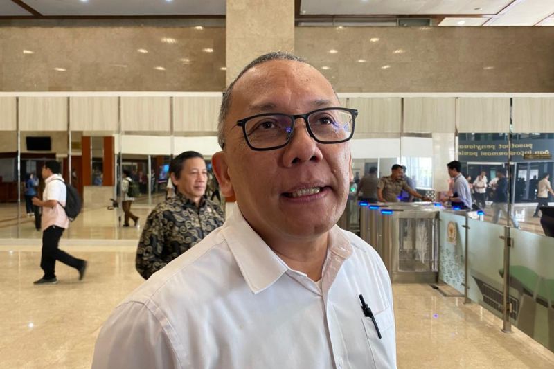 Kepala Badan Riset dan Inovasi Nasional (BRIN) Laksana Tri Handoko usai Rapat Dengar Pendapat (RDP) dengan Komisi X DPR RI di Kompleks Parlemen, Jakarta Pusat, Kamis (13/2/2025).