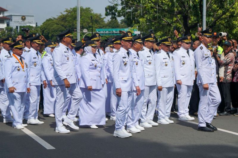 Sejumlah kepala daerah dan wakil kepala daerah terpilih mengikuti kirab ke Istana Kepresidenan, Jakarta, untuk dilantik pada, Kamis (20/2/2025).