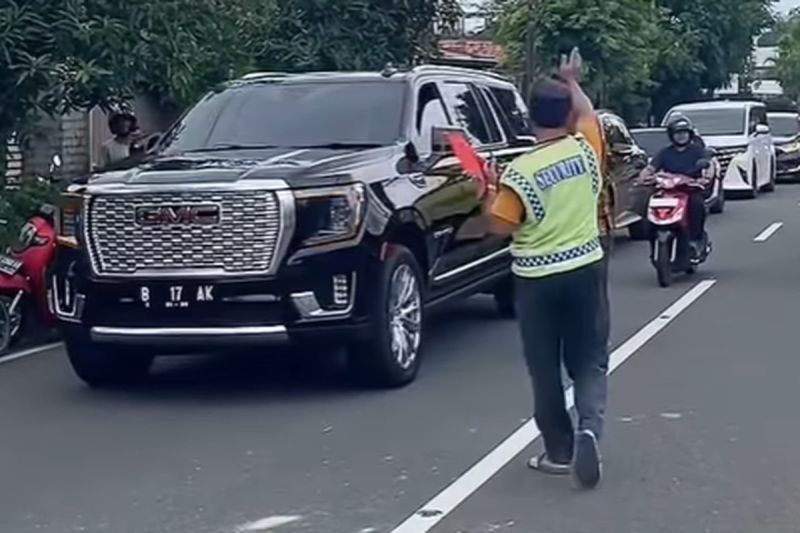 Muhammad Iqdam Kholid atau akrab disapa Gus Iqdam menumpang SUV mewah asal Amerika Serikat (AS), GMC Yukon Denali(Instagram @pacitanku)