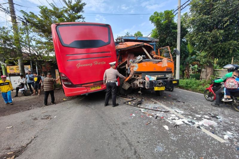 Kecelakaan truk gandeng vs bus di kabupaten Jember pada Sabtu (22/2/2025)(Kompas.com/Dokumentasi Satlantas Jember)