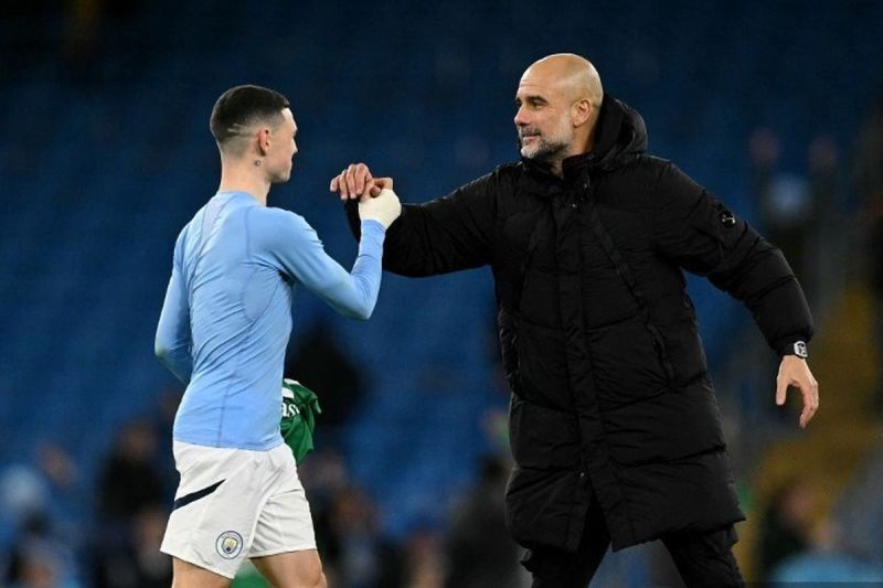 Pep Guardiola dan Phil Foden salaman usai memastikan Manchester City melaju ke perempat final Piala FA 2024-2025 dengan mengalahkan Plymouth Argyle 3-1 pada Sabtu (1/3/2025) atau Minggu dini hari WIB.