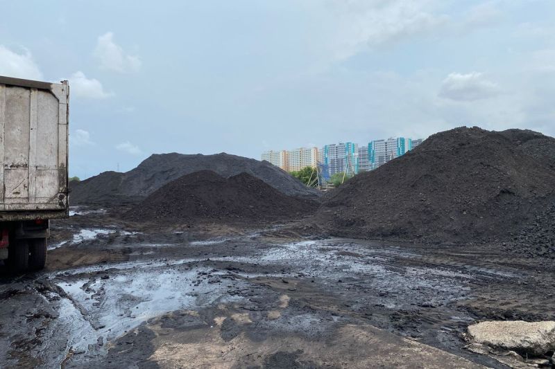 Tempat penyimpanan batu bara di KBN Marunda, Jakarta Utara, Senin (3/3/2025). (KOMPAS.com/ZINTAN PRIHATINI)