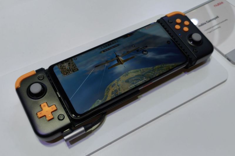 Nubia Neo 3 GT bersama gamepad.(Kompas.com/BILL CLINTEN)