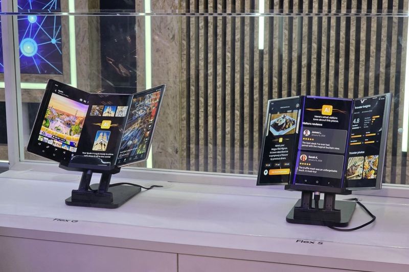 Ponsel lipat tiga Samsung Flex G (kiri) dan Flex S (kanan) yang dipamerkan di MWC 2025(Kompas.com/Galuh Putri Riyanto)