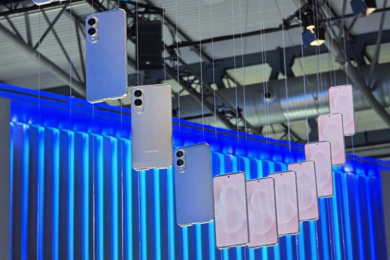 HP tipis Samsung Galaxy Edge dipajang di MWC 2025 Barcelona.(KOMPAS.com/ Galuh Putri Riyanto)