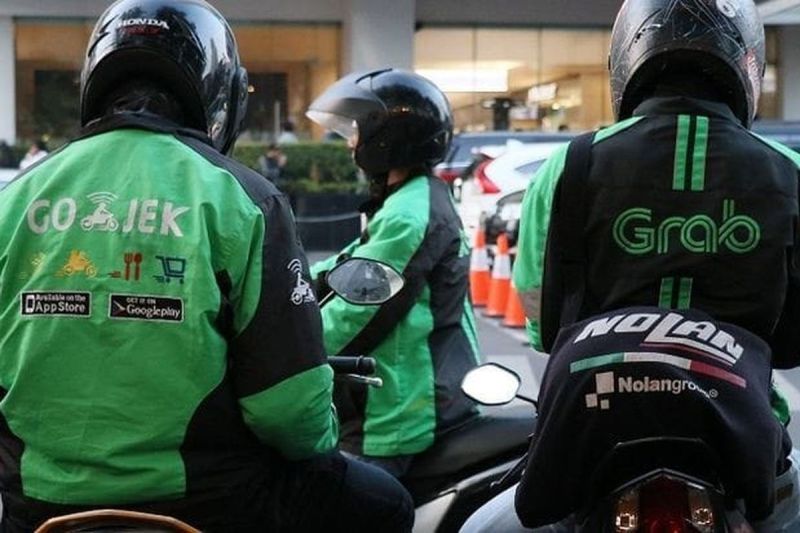 Sekumpulan driver ojok online (ojol) yang sedang menunggu orderan penumpang di sekitar Jalan Tunjungan Surabaya, Jumat (14/3/2025)(KOMPAS.com/Azwa Safrina)