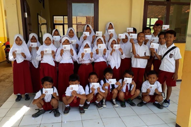 Siswa-siswi Sekolah Dasar (SD) sedang memegang Kartu Indonesia Pintar (KIP).(Kemendikdasmen)