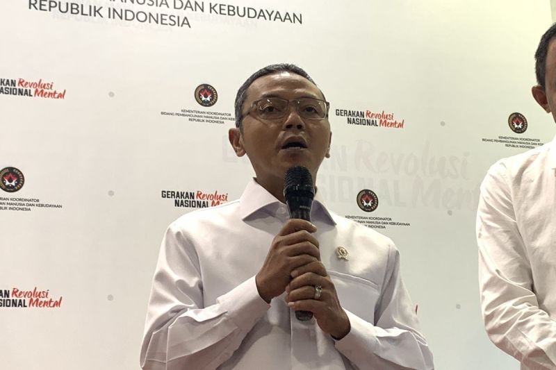 Wakil Menteri Pendidikan Dasar dan Menengah (Wamendikdasmen) Fajar Riza Ul Haq dalam jumpa pers usai Rapat Tingkat Menteri di Kantor Kemenko PMK, Jakarta Pusat, Jumat (21/3/2025).(KOMPAS.com/FIRDA JAN