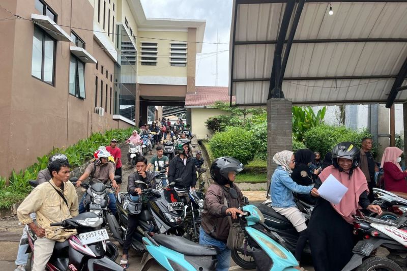 Antrean pengendara motor yang mengular untuk mereka yang hendak balik nama kendaraan bermotor (BNKB) di Samsat Depok, Selasa (25/3/2025).(KOMPAS.com/DINDA AULIA RAMADHANTY)