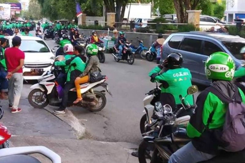 Sejumlah ojek saat mengantarkan temannya ke rumah sakit pada Senin, (12/6/2023) (Dok.Gojek)