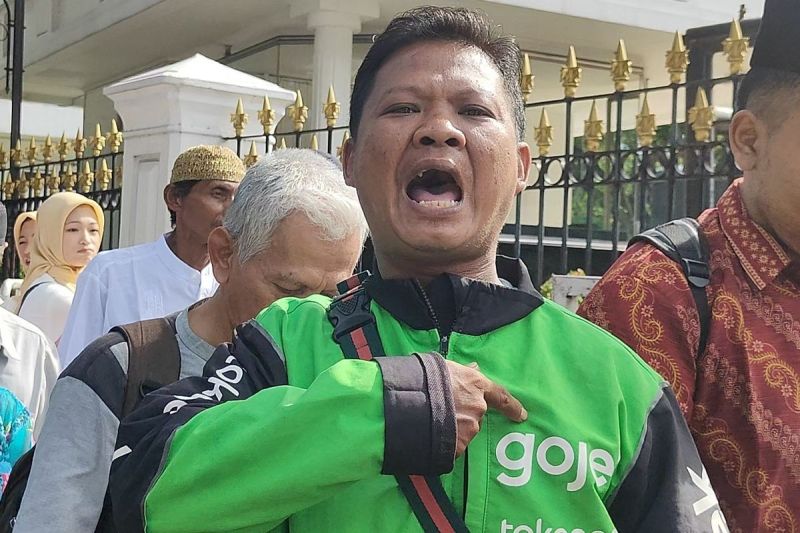 Kurniawan (41), ojek online Gojek, mengaku akan menyampaikan tidak mendapat THR dari Gojek, saat akan open house di Istana Negara, Jakarta, Senin (31/3/2025).(KOMPAS.com/NICHOLAS RYAN ADITYA)