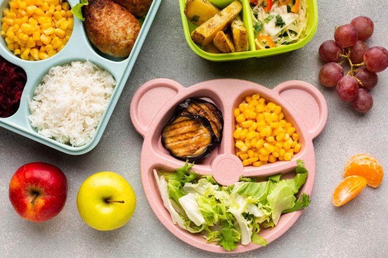 Ilustrasi makanan di sekolah(Freepik)