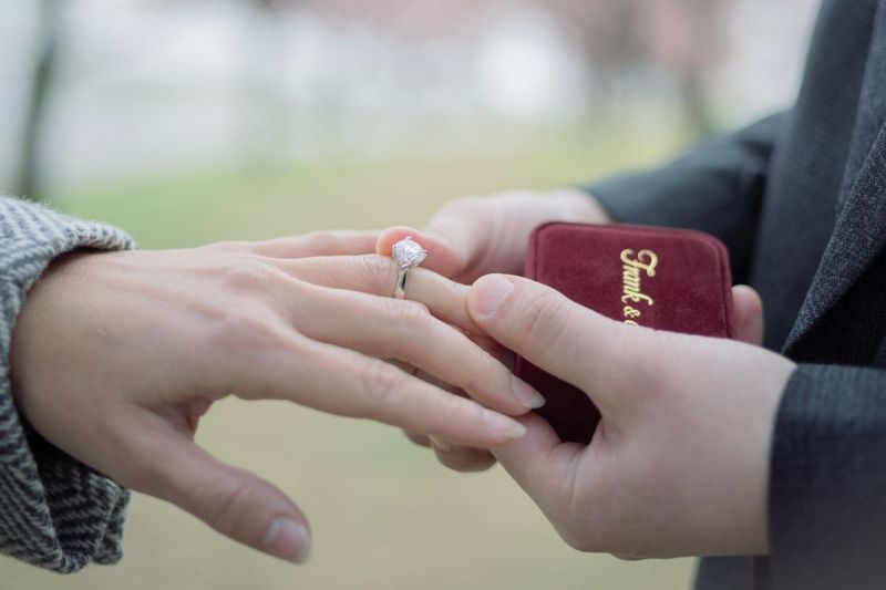 Penampakan cincin tunangan Luna Maya dan Maxime Bouttier.( Dok. Luna Maya)