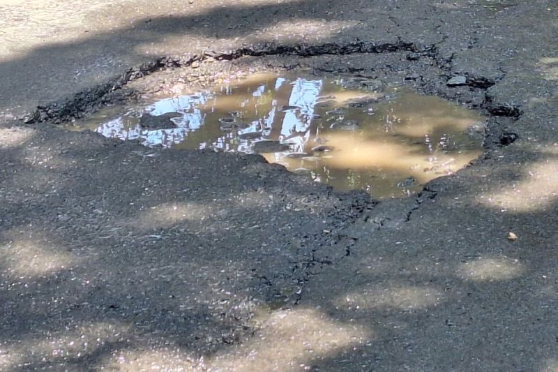 Warga minta jalan berlubang di Jalan Basoka Raya, Joglo, Jakarta Barat, diperbaiki.(KOMPAS.com/ SHINTA DWI AYU)