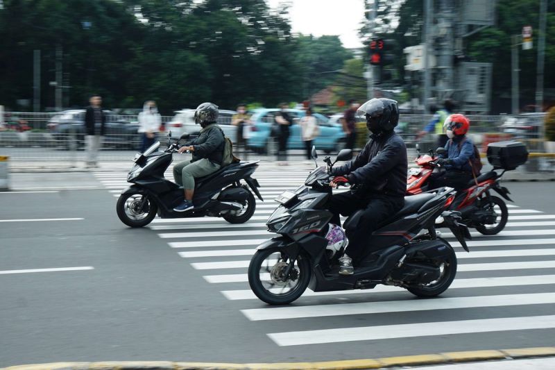 Sejumlah kendaraan roda dua dan empat melintasi jalan M H Thamrin, Jakarta Pusat, Rabu (9/4/2025). Aktivitas dan mobilitas di Jakarta tampak berangsur normal pasca libur lebaran usai.(KOMPAS.com)
