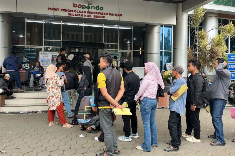 Antrean wajib pajak di Kantor Samsat Cibinong, Kabupaten Bogor(KOMPAS.com/DIO DANANJAYA)