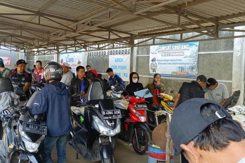 Ratusan warga Kabupaten Bandung, Jawa Barat, tengah mengantre untuk membayar pajak kendaraan bermotor (PKB) di Samsat Soreang, Jumat (11/4/2025)(KOMPAS.COM/M. Elgana Mubarokah)
