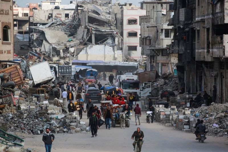 Warga Palestina membawa barang-barang mereka saat berada di Gaza untuk mengungsi ke kota-kota terdekat, menyusul perintah evakuasi yang dikeluarkan militer Israel pada 11 April 2025.(AFP/BASHAR TALEB)