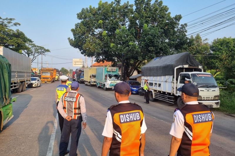 Truk berhenti di bahu jalan saat pembatasan operasional di Jalan Pantura Kendal(Dishub Kendal doc.)