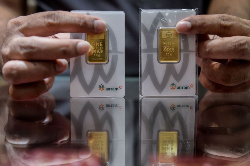 Pramuniaga menunjukkan emas Antam. Cek daftar harga emas Antam hari ini yang dipantau dari laman Logam Mulia. (ANTARA FOTO/Putra M. Akbar)