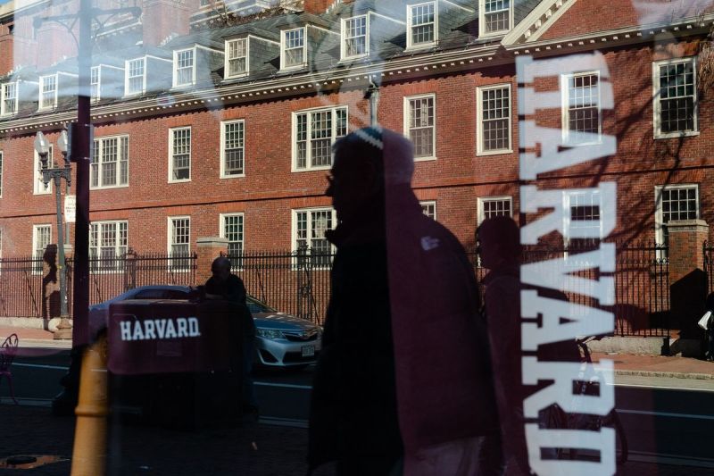 Tulisan Universitas Harvard terpantul dari kaca toko suvenir di seberang kampus itu di Cmabridge, Massachusetts, Amerika Serikat, 17 April 2025.(GETTY IMAGES NORTH AMERICA/SOPHIE PARK via AFP)