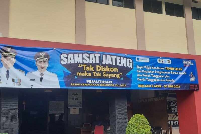 Spanduk bertema program pemutihan pajak kendaraan bermotor di kantor Samsat Blora, Jawa Tengah, Senin (21/4/2025)(KOMPAS.com/ Aria Rusta Yuli Pradana)