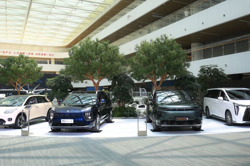Sejumlah mobil listrik Aion yang dipamerkan di pusat riset dan desain di Guangzhou, China.(Dok. Aion Indonesia )