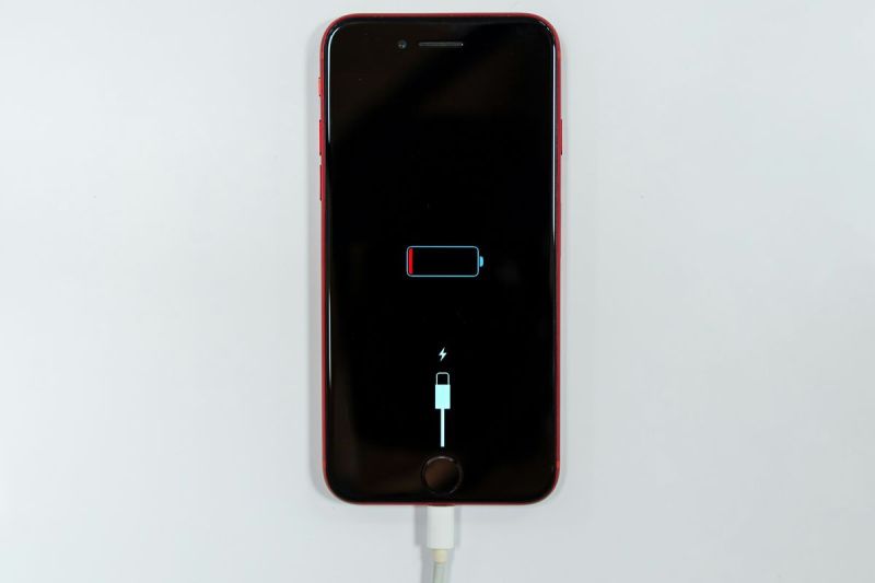 Ilustrasi cas iPhone dengan melepas case atau bingkai pelindung tambahan.(Unsplash)